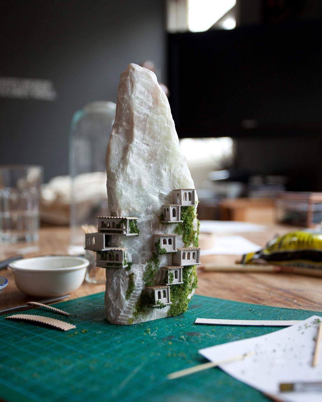 1080x1350, 131 Kb / мат, стол, скала, дома, скульптура, миниатюра
