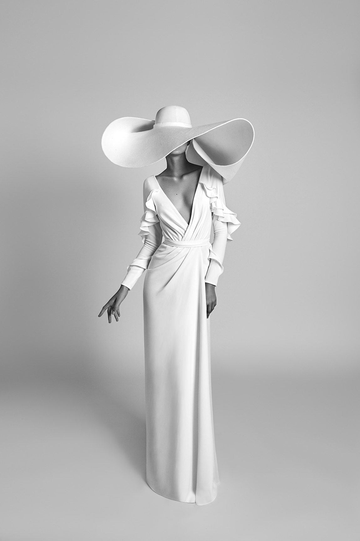 1150x1725, 201 Kb / белое, платье, шляпа, ч/б