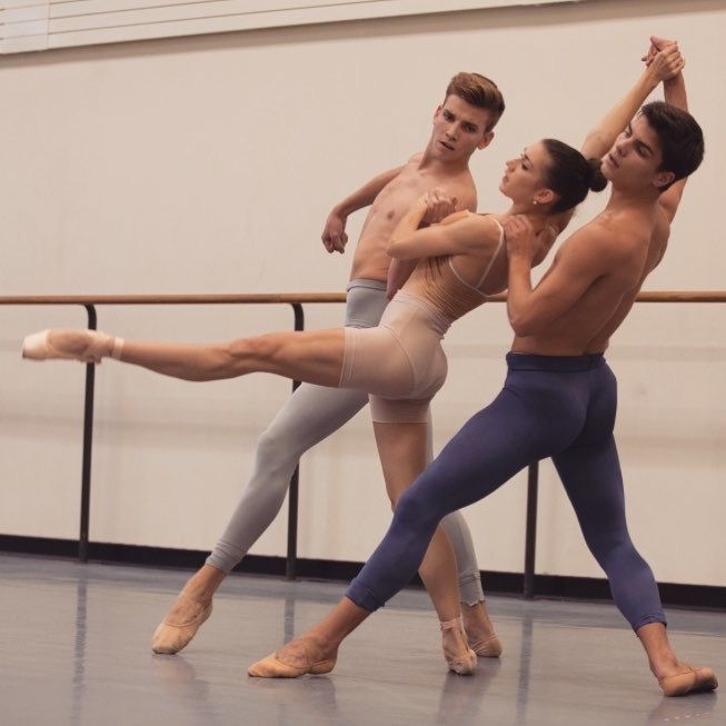 653x653, 52 Kb / балет, пуанты, танцоры, станок, репетиция, трико, мжм