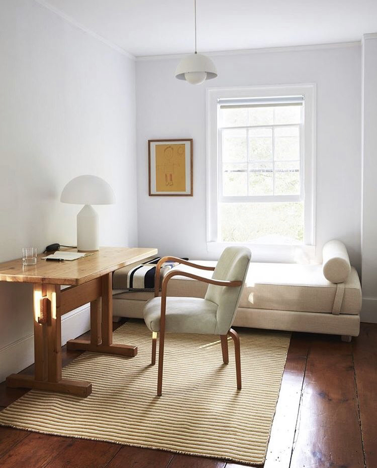 750x932, 434 Kb / окно, стол, стул, коврик, лампа, картина, белое, интерьер, дизайн