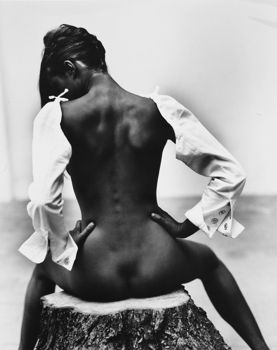 1120x1417, 141 Kb / пень, ч/б, рубаха, спина, сидит, попа