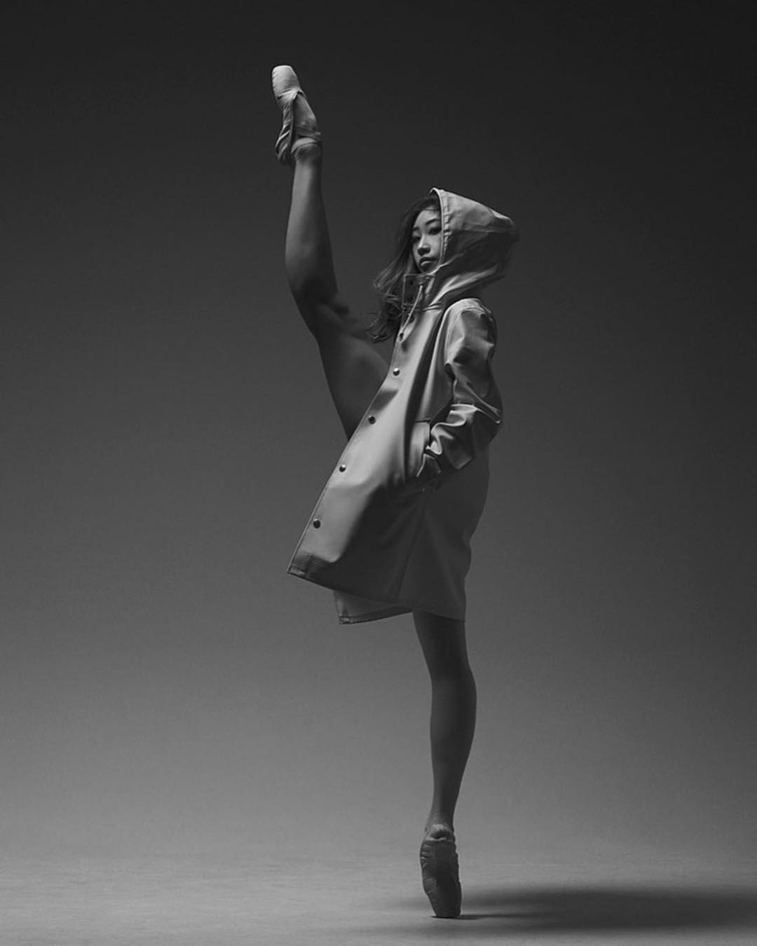 1080x1350, 40 Kb / балерина, пуанты, плащ, ч/б