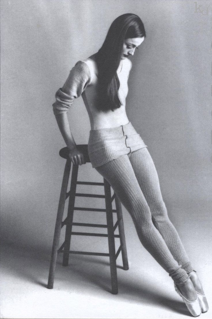 736x1105, 110 Kb / балерина, теплая, одежда, ч/б, стул