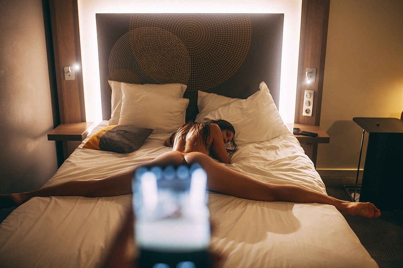 1280x854, 361 Kb / смартфон, шпагат, постель, голая