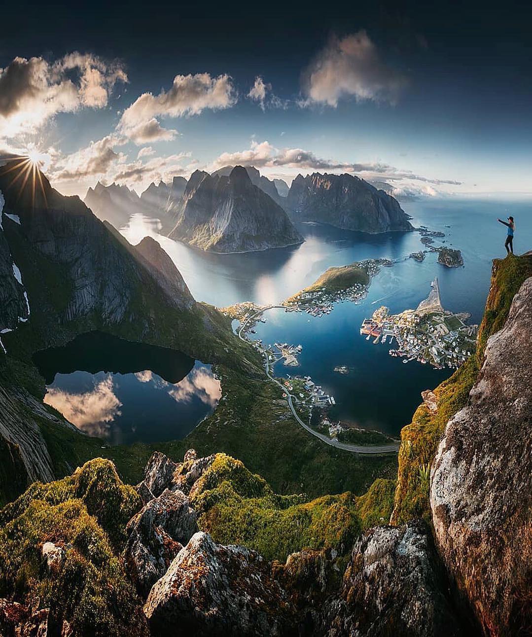1079x1292, 238 Kb / Норвегия, Рейнебринген, острова, Лофотенские, море, город, дорога, мост, горы, озеро, облака, девка