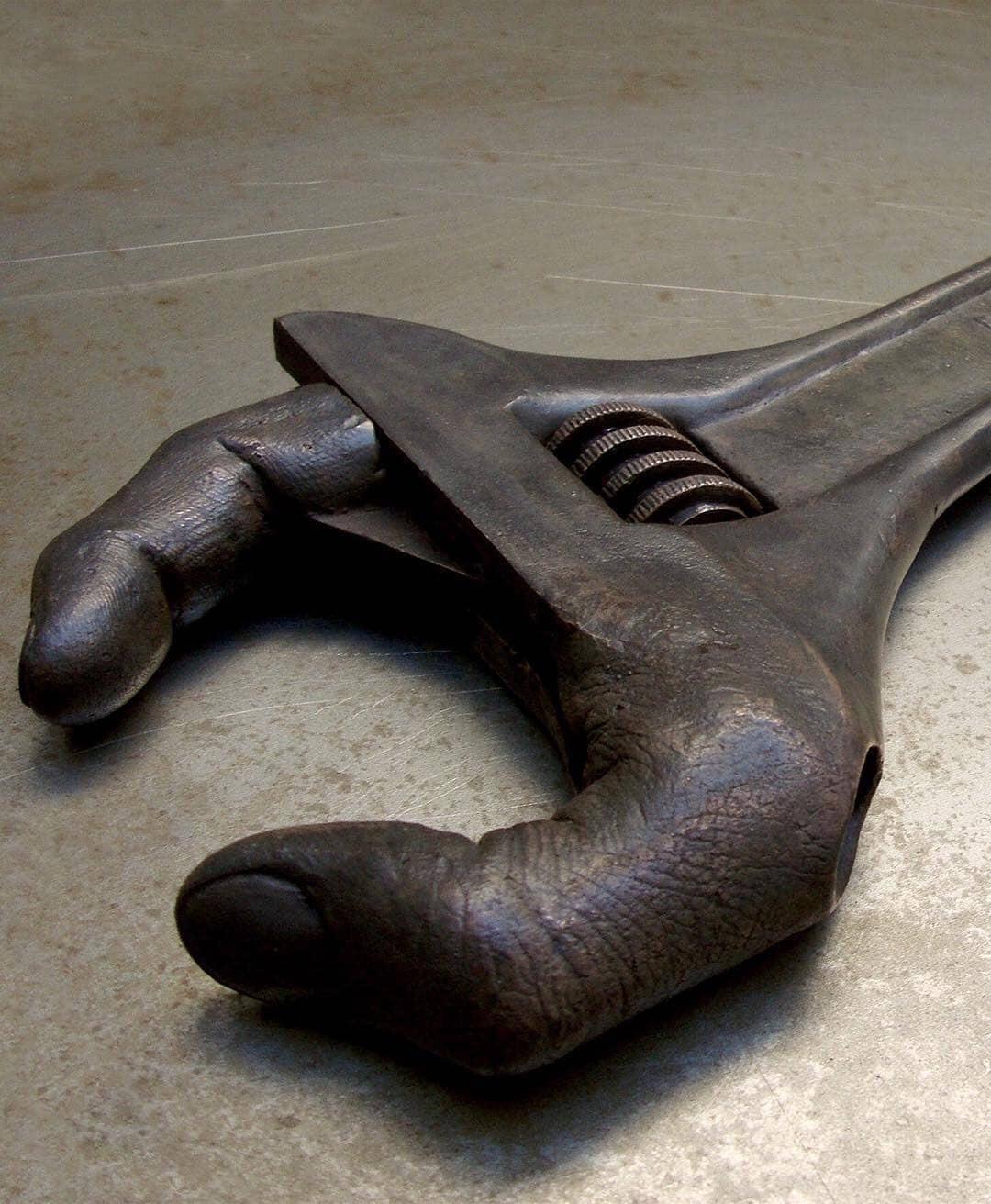 1080x1312, 164 Kb / ключ, пальцы, разводной