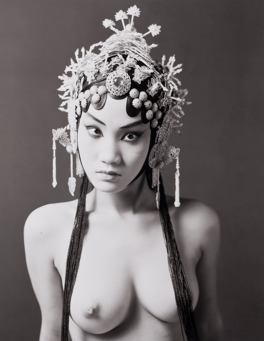 543x700, 77 Kb / азиатка, сиськи, ч/б