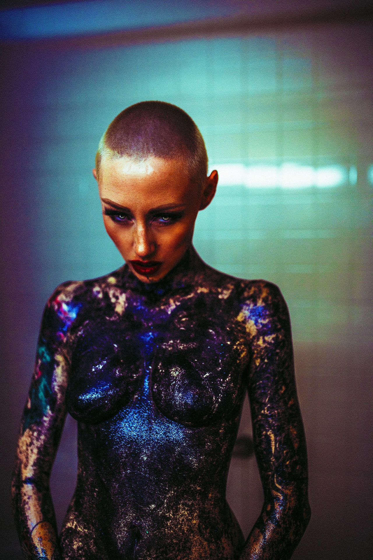 1280x1920, 639 Kb / девка, лысая, тощая, бодиарт