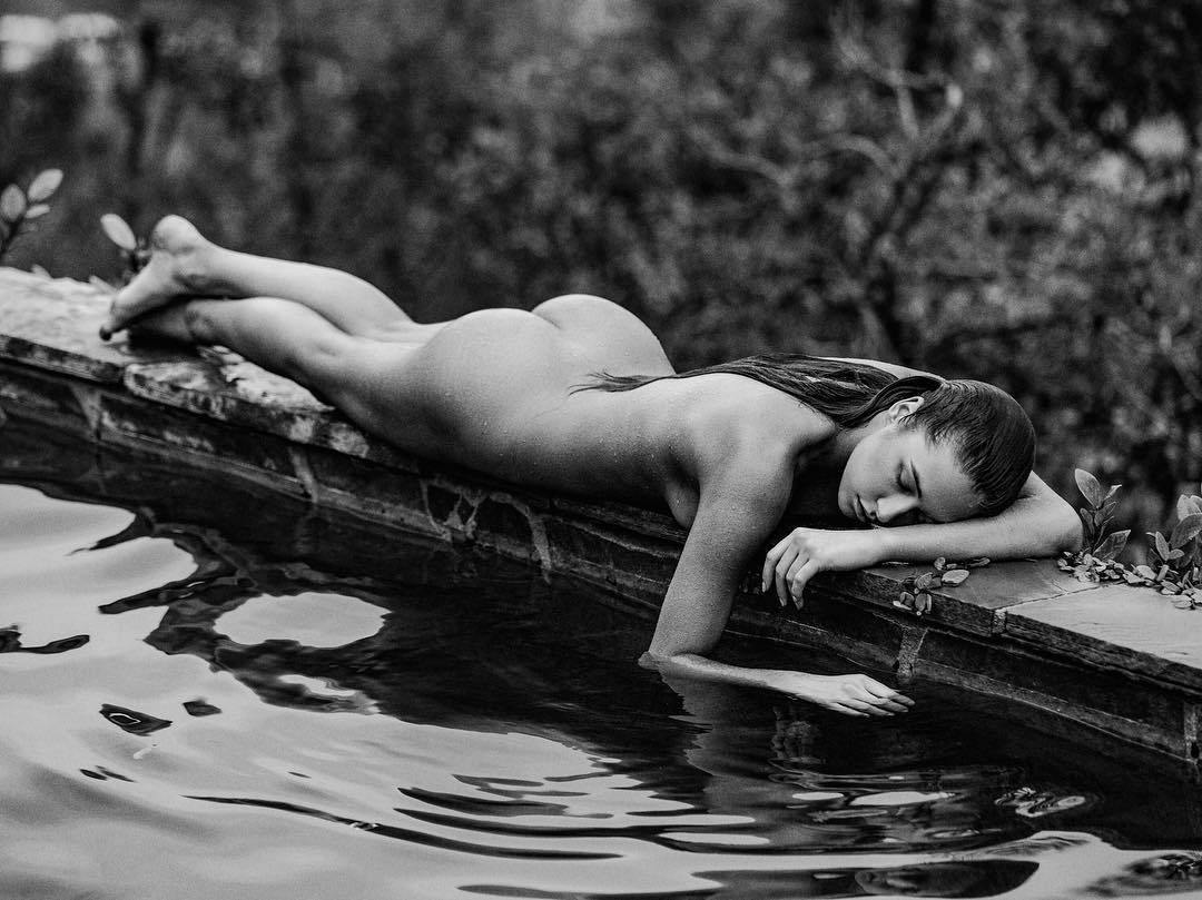 1080x809, 106 Kb / лежит, вода, фонтан, ч/б, мокрая, шатенка