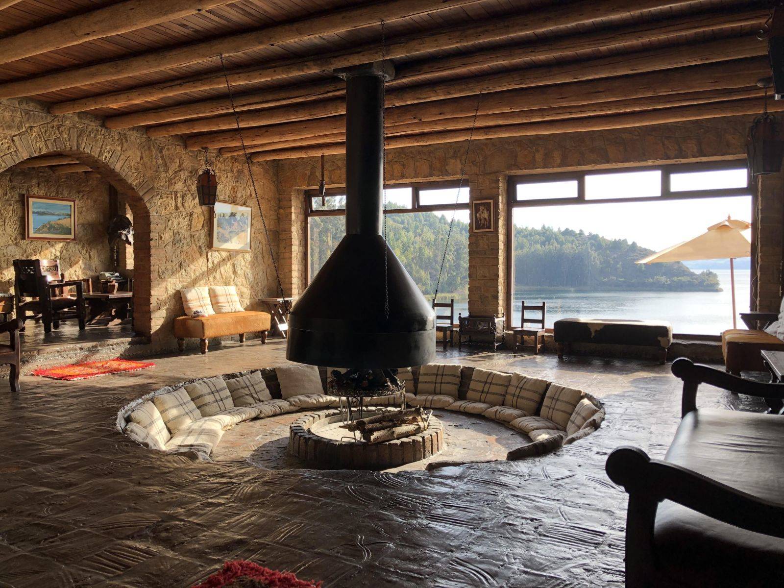 1600x1200, 314 Kb / очаг, дымоход, зал, панорама