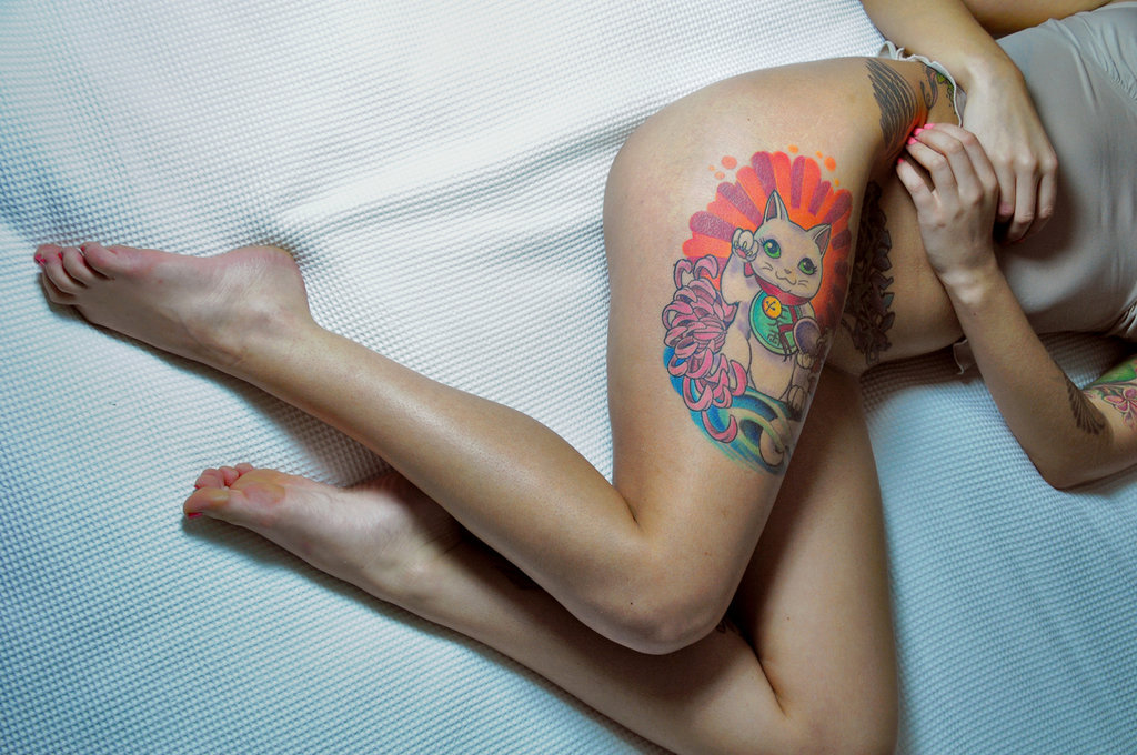 1024x680, 187 Kb / девка, тату, манэки-нэко
