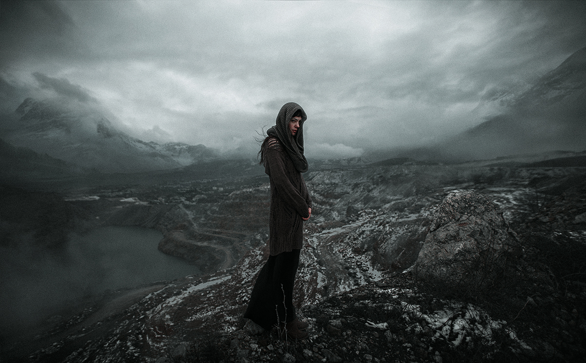 1200x744, 608 Kb / женщина, в черном, тучи, горы, берег, воды