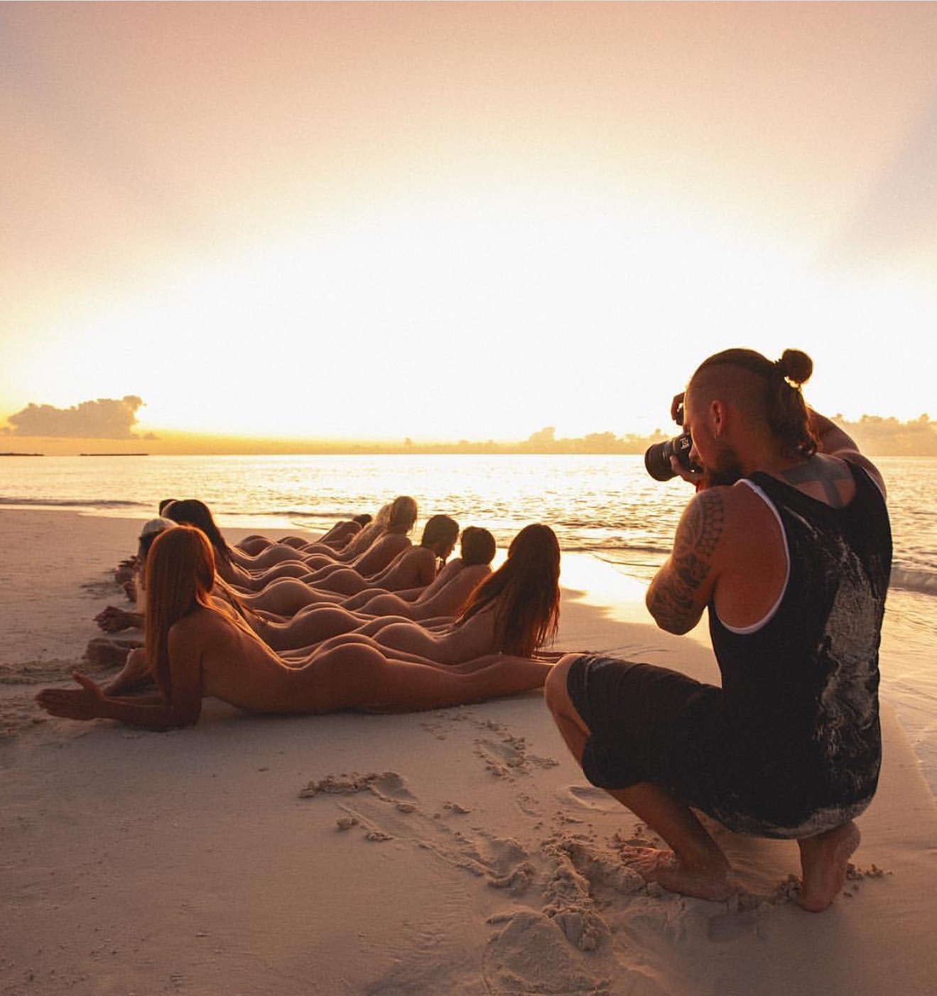 1319x1402, 226 Kb / девки, пляж, песок, фотограф, тату