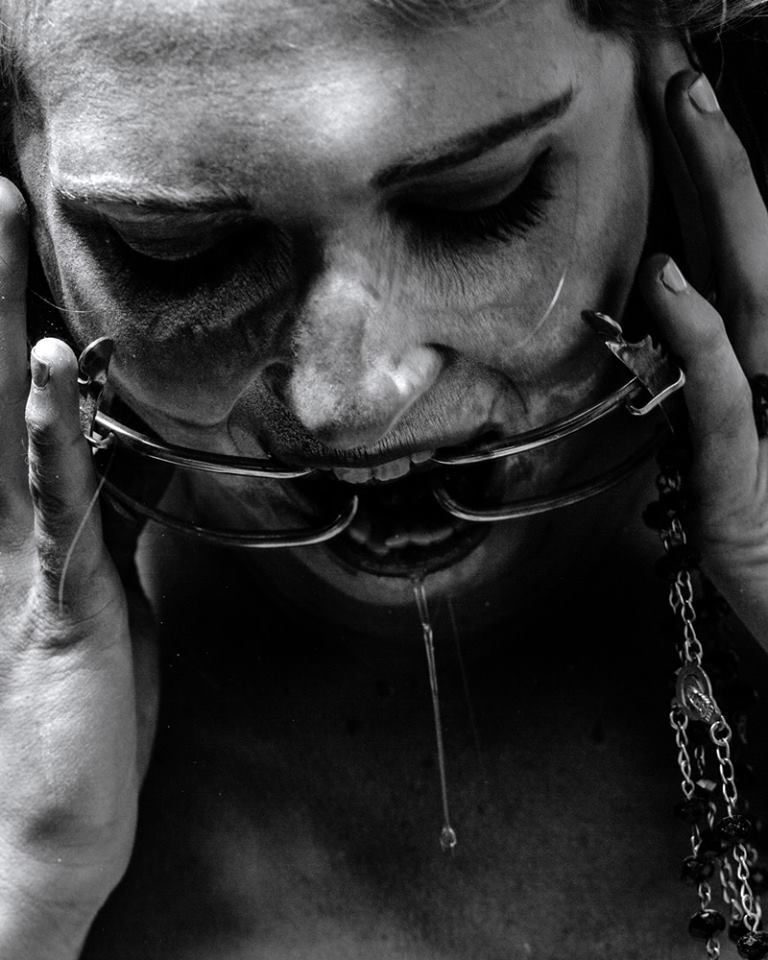 768x960, 92 Kb / девка, расширитель, слюнка, бдсм, ч/б