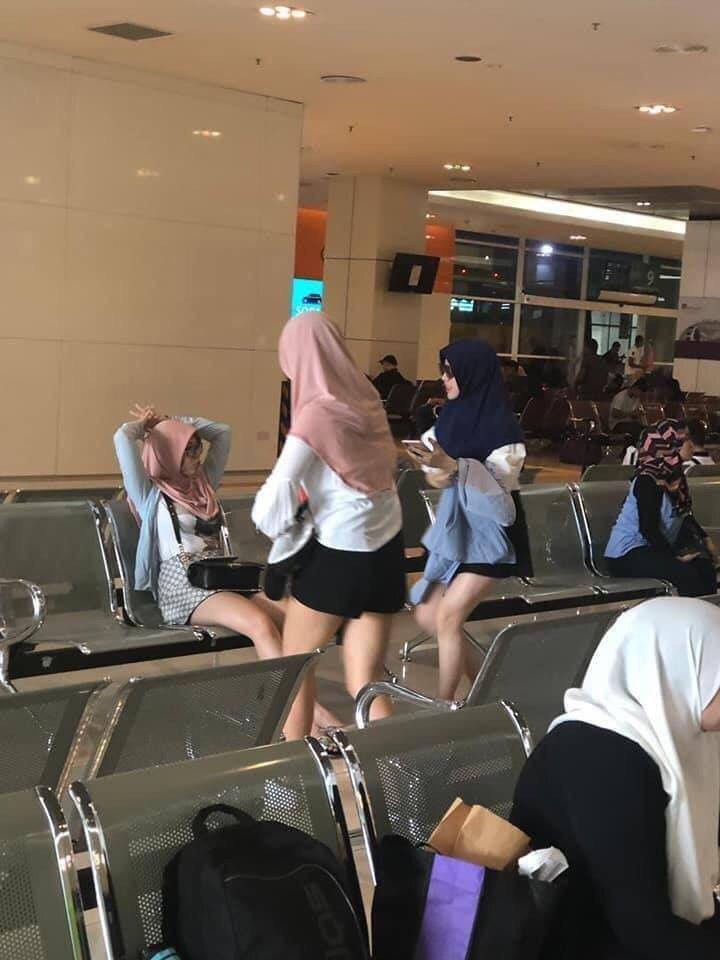 720x960, 64 Kb / хиджаб, девушки, ноги, зал ожиданий