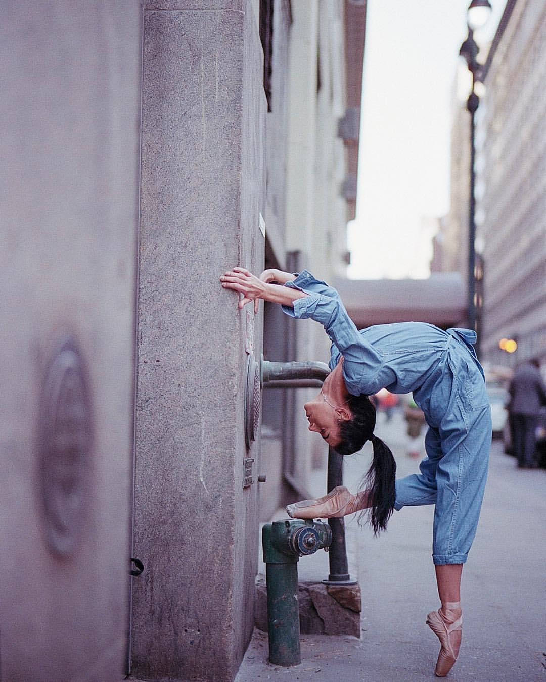 1080x1350, 135 Kb / балерина, пуанты, стена, трубы, хвост, прогиб