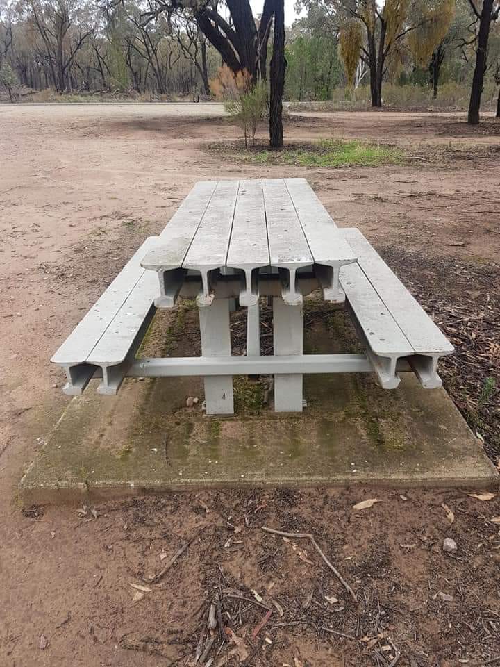 720x960, 133 Kb / стол, рельсы, металл, бетон