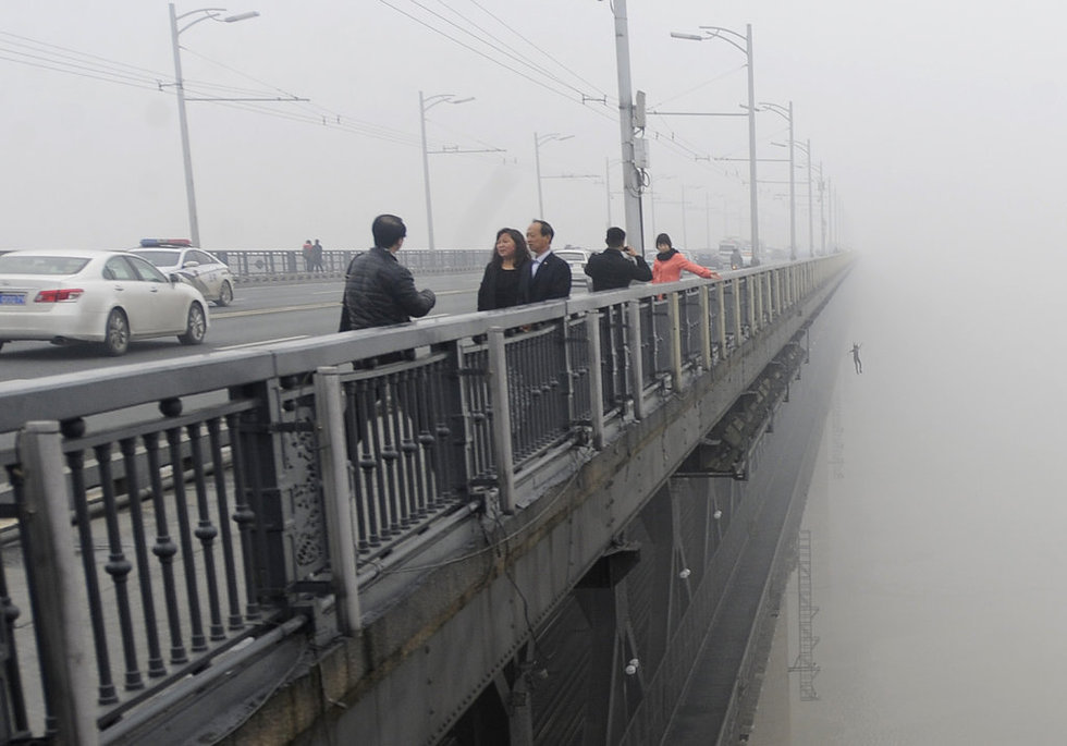 980x685, 90 Kb / мост, азия, самоубийца, прыжок, туман