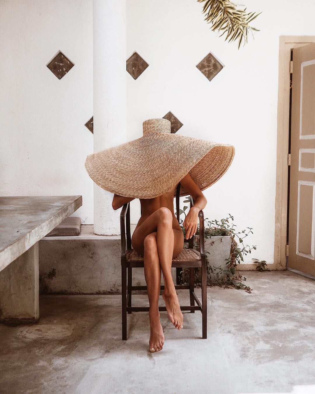 1080x1350, 190 Kb / шляпа, полы, ноги, кресло, стул, стол, дверь