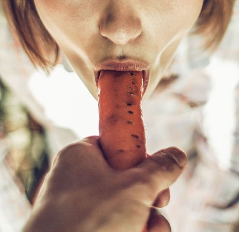 800x776, 63 Kb / девка, морковь