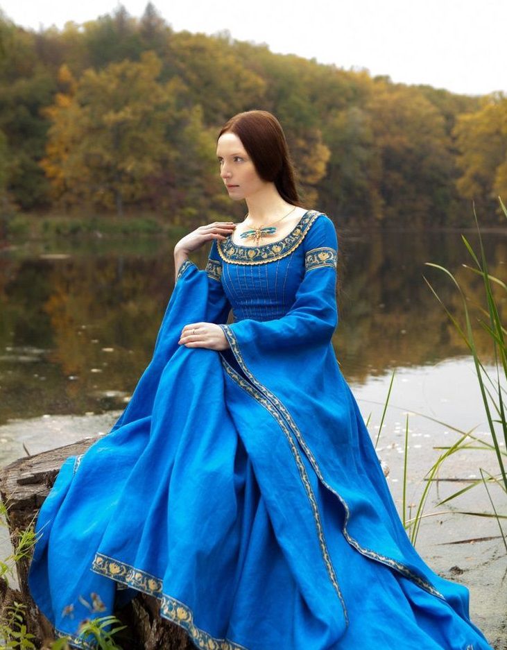 731x937, 104 Kb / женщина, платье, колье, озеро, пруд, воды, деревья, пень