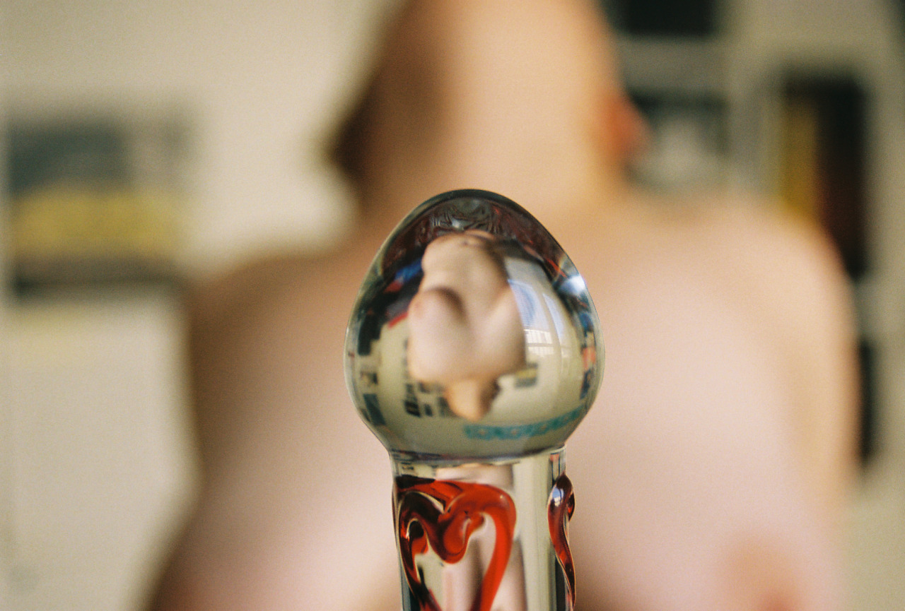 1280x865, 291 Kb / девка, стеклянный, фаллоимитатор, отражение