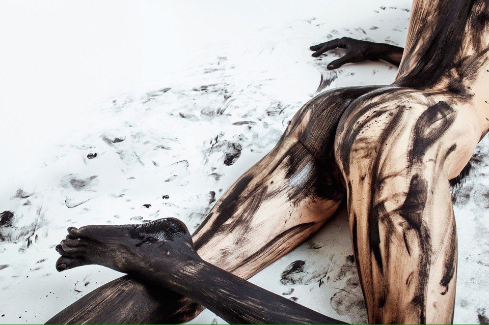 960x639, 161 Kb / грязная, голая