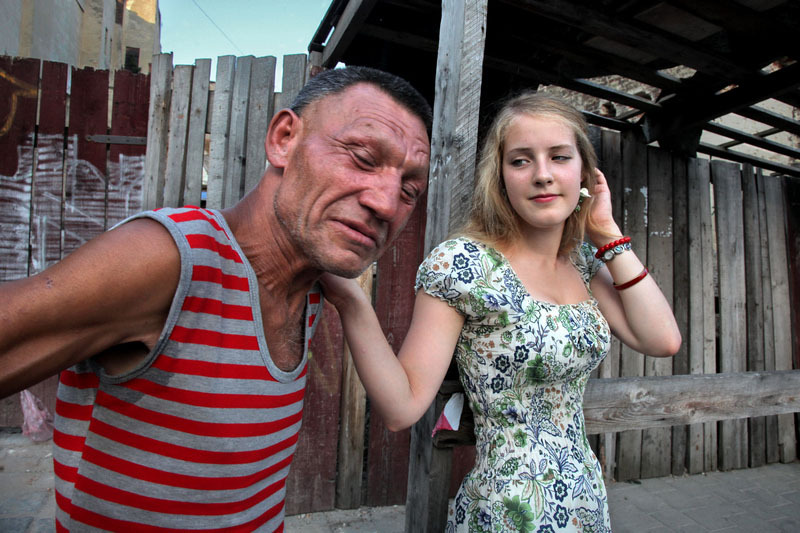 800x533, 144 Kb / девка, пролетарий, нежность