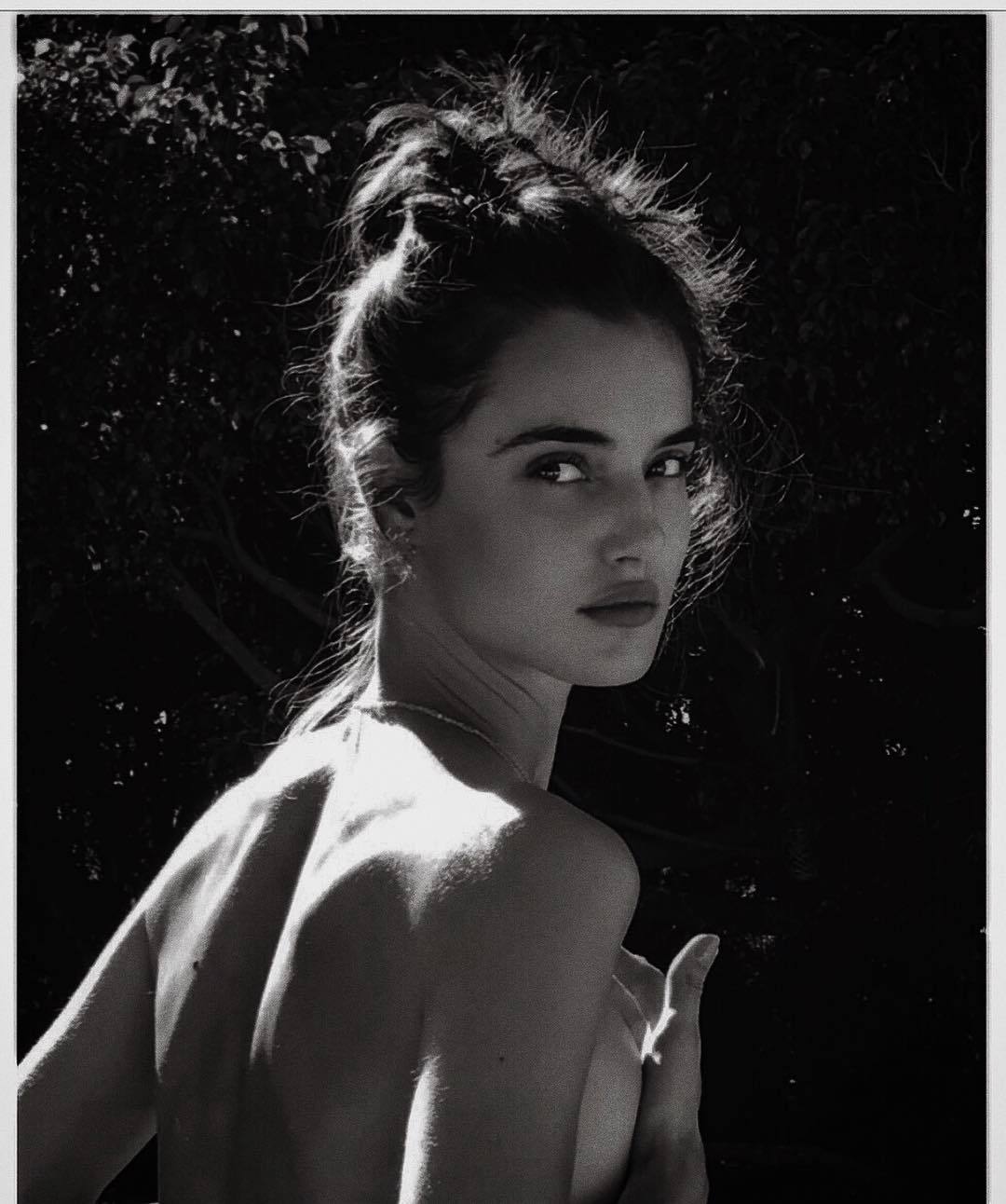 1080x1292, 115 Kb / девка, ч/б, вполоборота