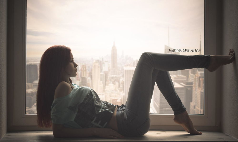 1000x600, 48 Kb / женщина, окно, вид, город, подоконник