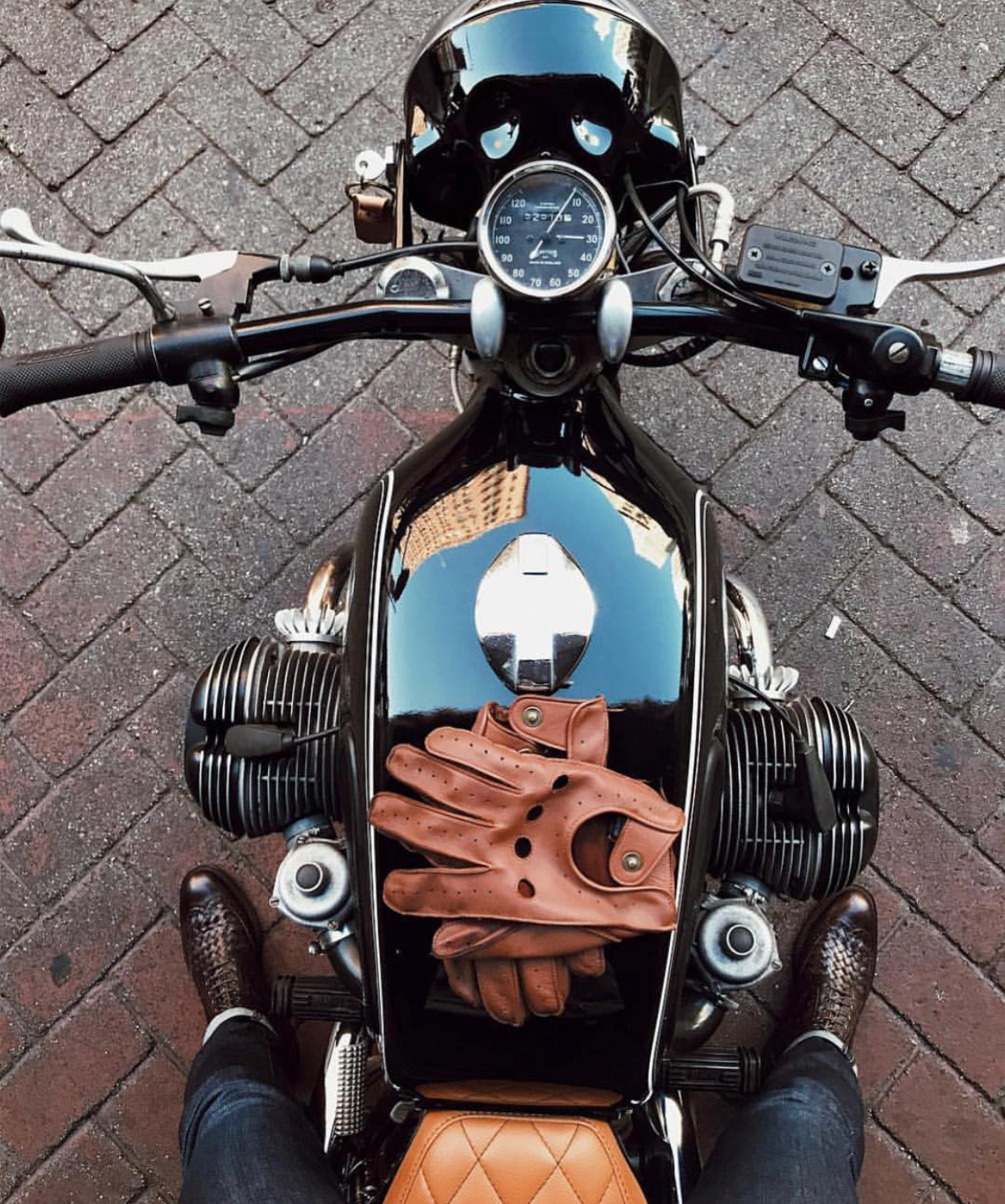 1242x1488, 611 Kb / мотоцикл, перчатки, ноги, джинсы