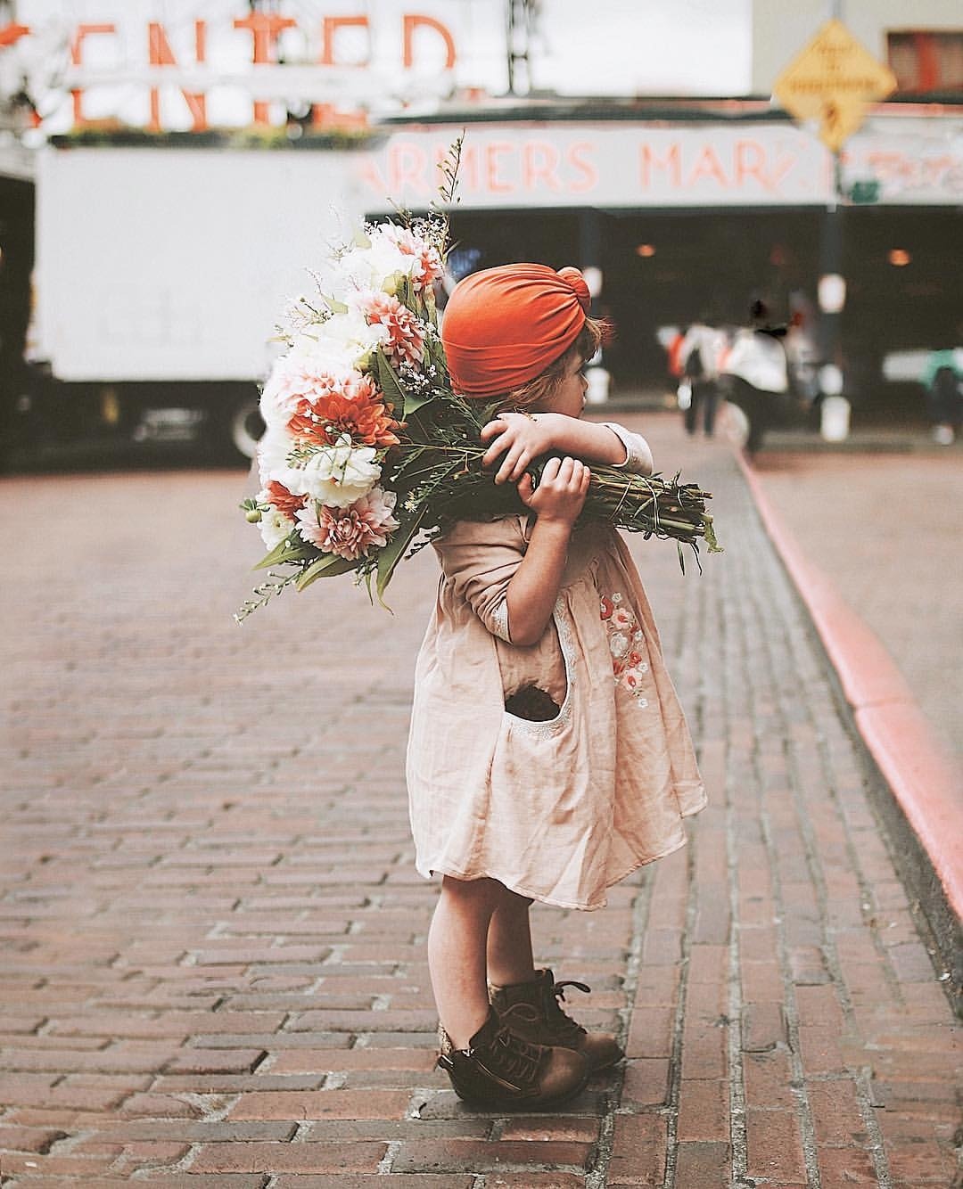 1080x1334, 201 Kb / букет, ребенок, кирпич