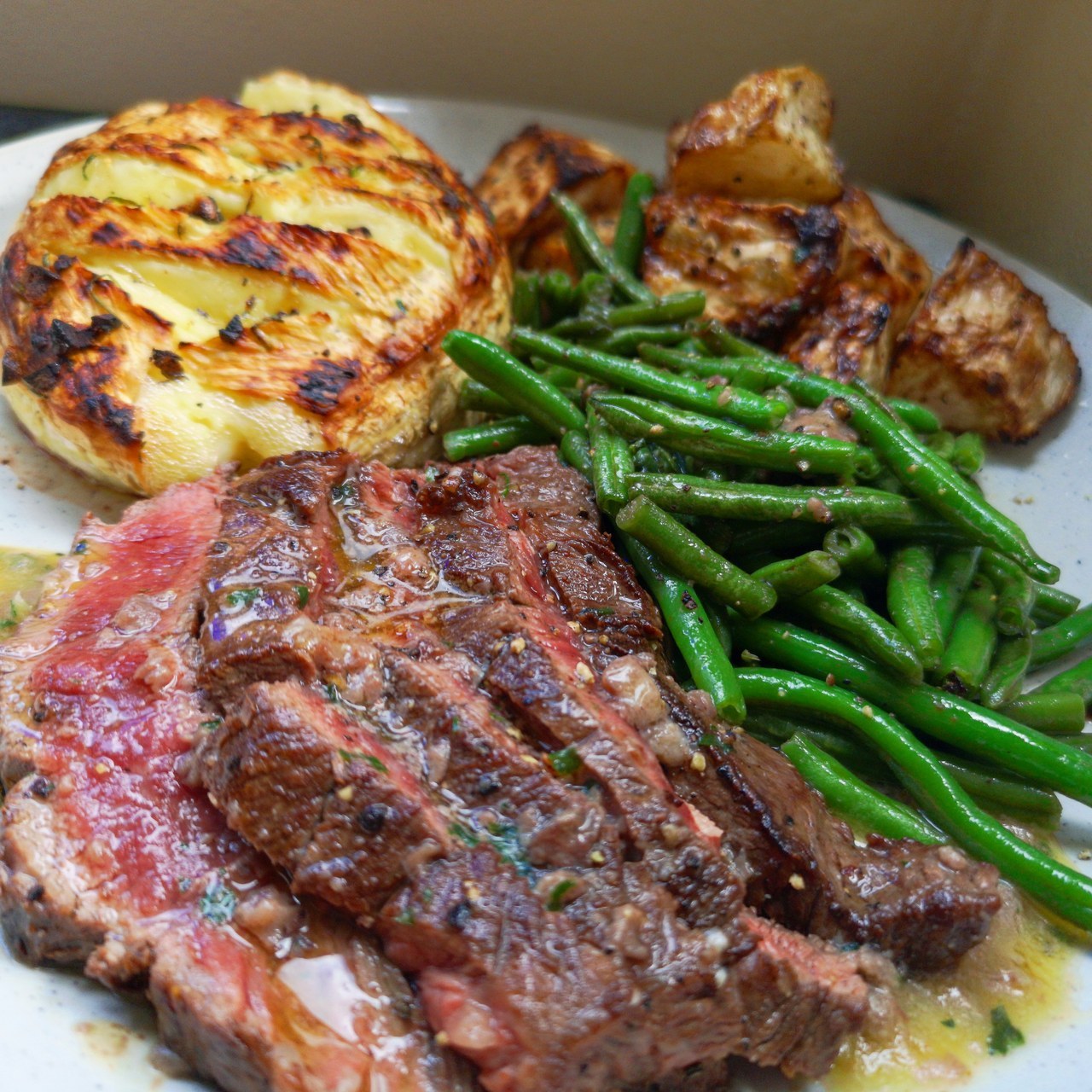 1280x1280, 380 Kb / мясо с кровью, картофель, фасоль, садитесь жрать пожалуйста