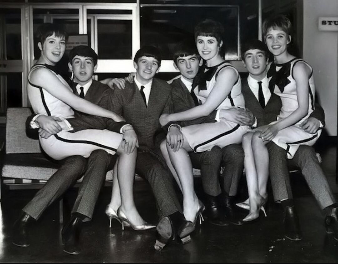 1080x843, 107 Kb / ч/б, сигарета, коленки, битлз, девушки, каре, костюм, платье, beatles, Ливерпуль, Liverpool Four, туфли, сидят, диван, Джон Леннон, Пол Маккартни, Джордж Харрисон, Ринго Старр