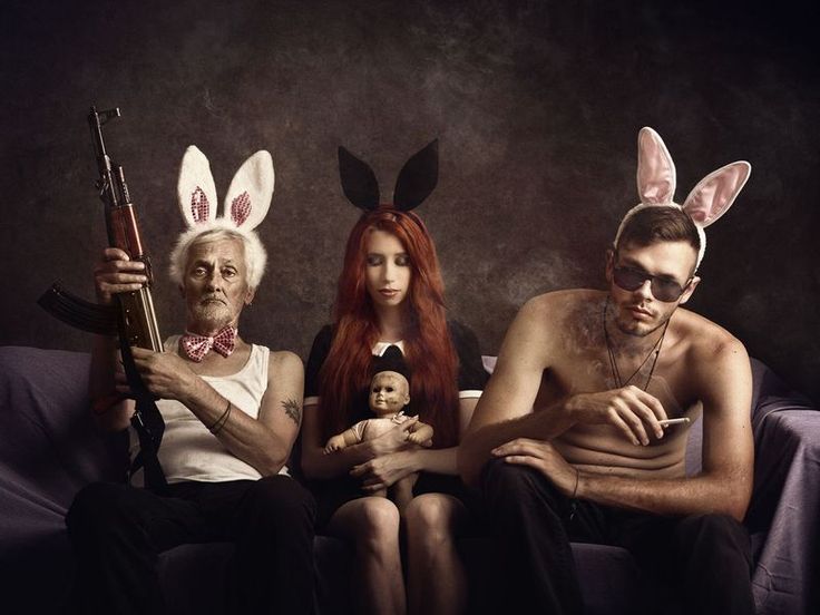 736x552, 50 Kb / Уши, автомат Калашникова, кукла, очки, сигарета