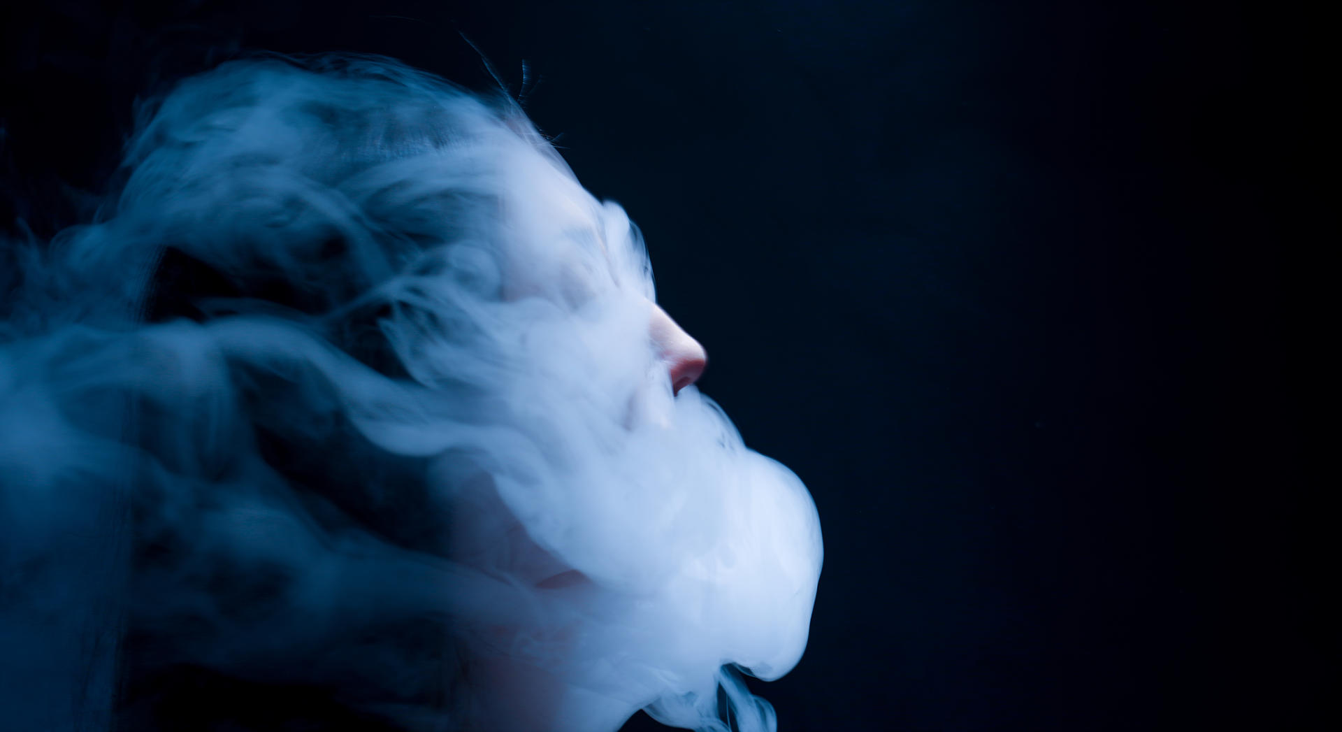 1920x1047, 79 Kb / голова, нос, дым, Марк Бергманн, брюнетка