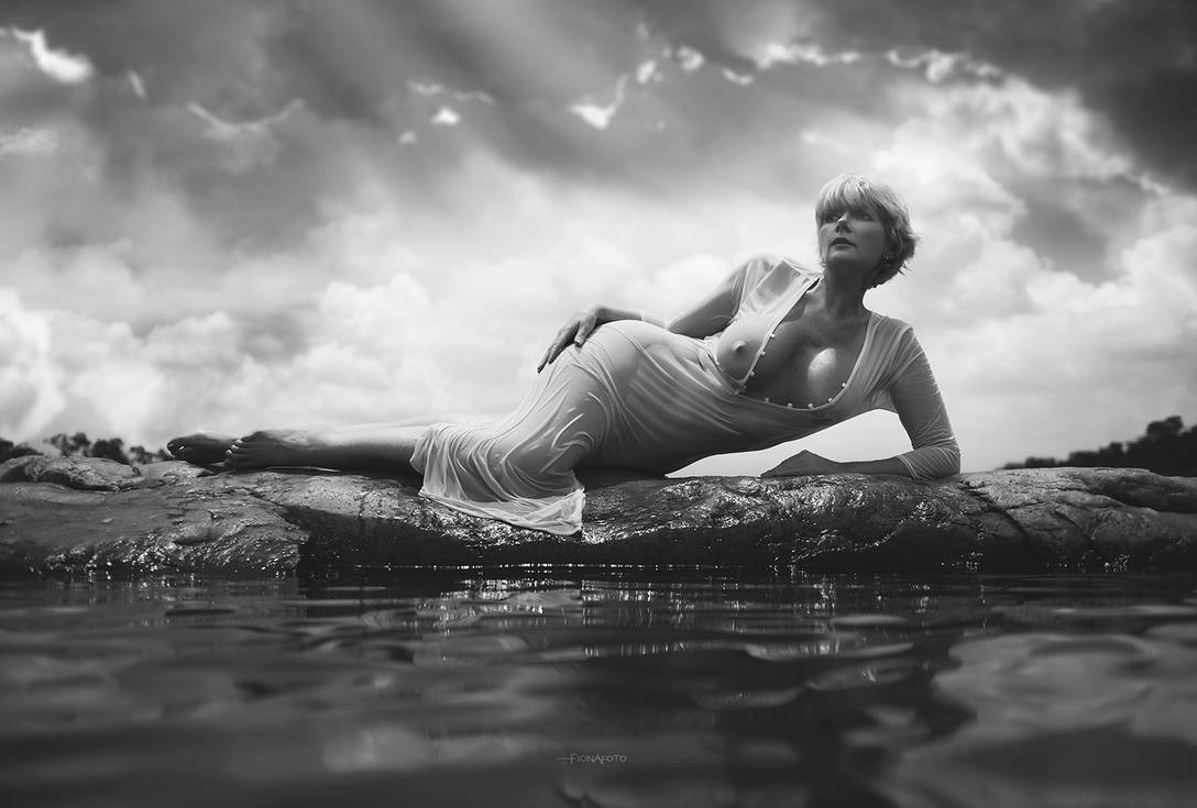 1088x735, 70 Kb / сиськи, мокрая, платье, вода, Фиона, ч/б, камни, облака