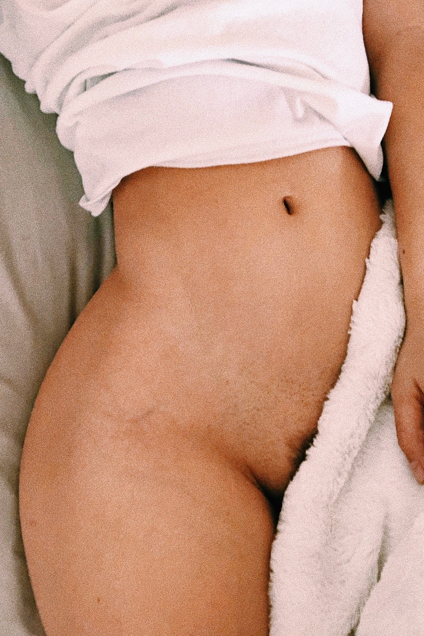 853x1280, 481 Kb / полотенце, бритая, бедра