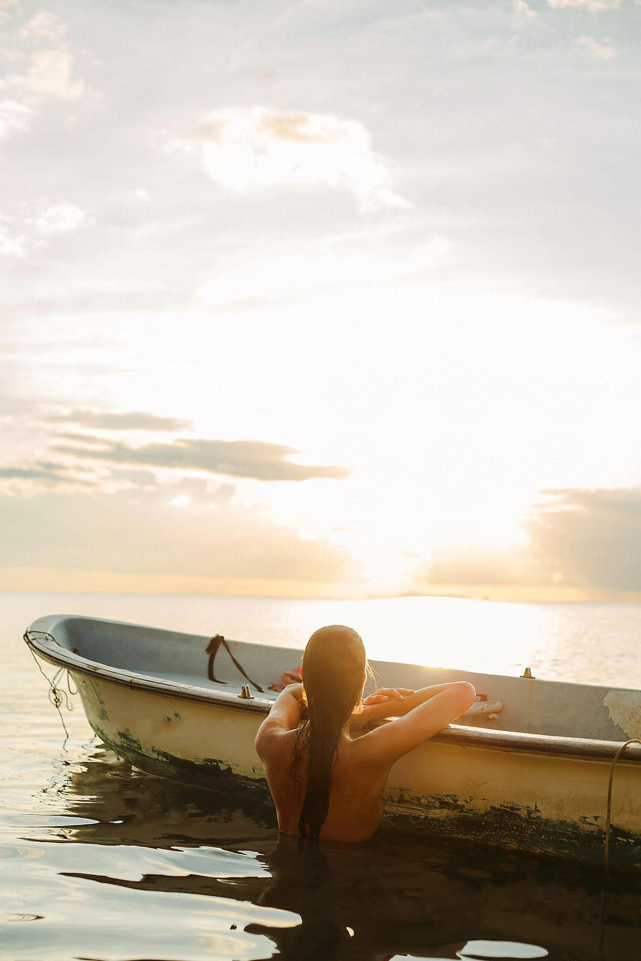 1280x1920, 161 Kb / лодка, небо, вода, голая, брюнетка