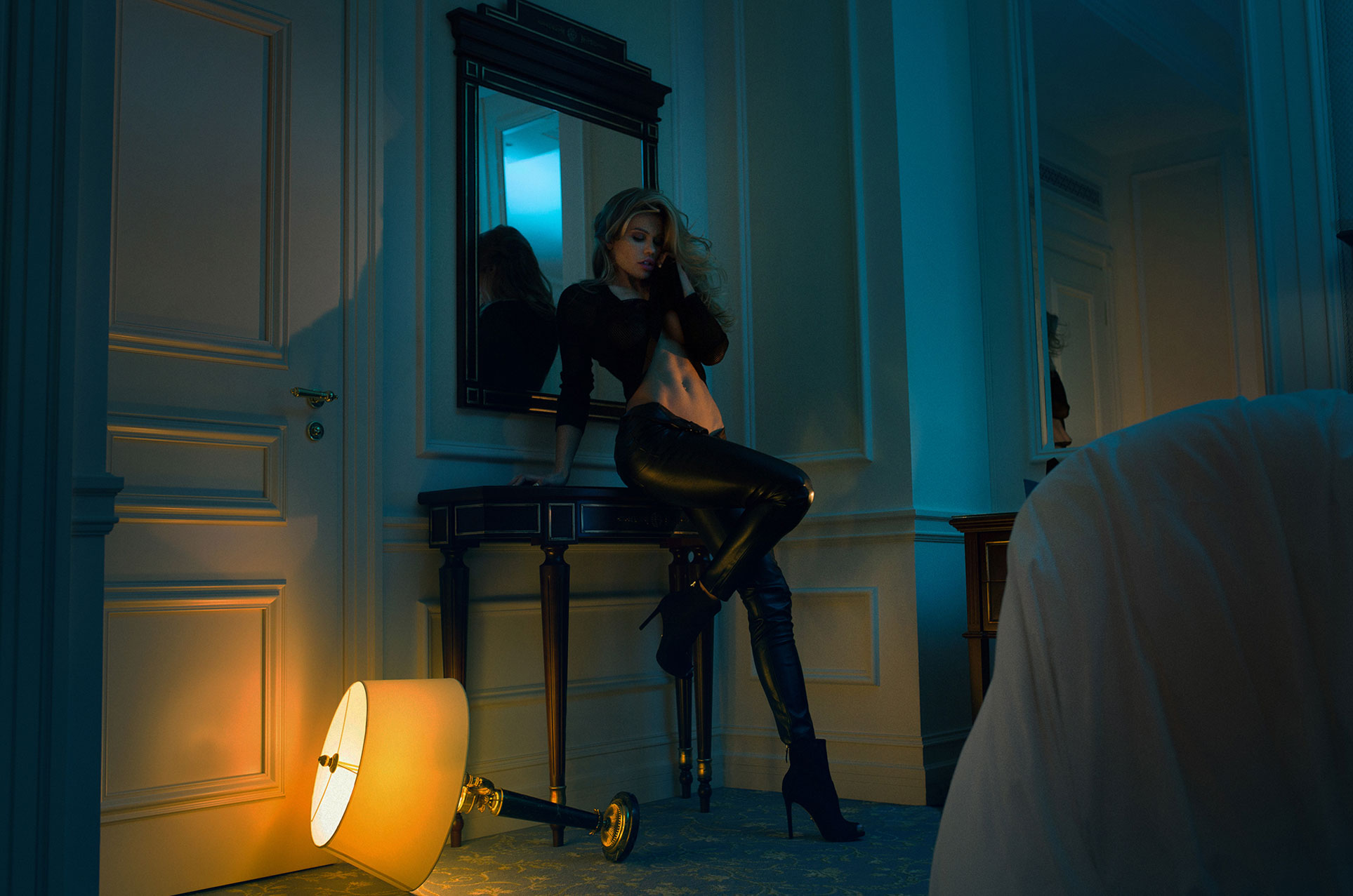 1927x1277, 278 Kb / зеркало, торшер, блондинка, каблкуки