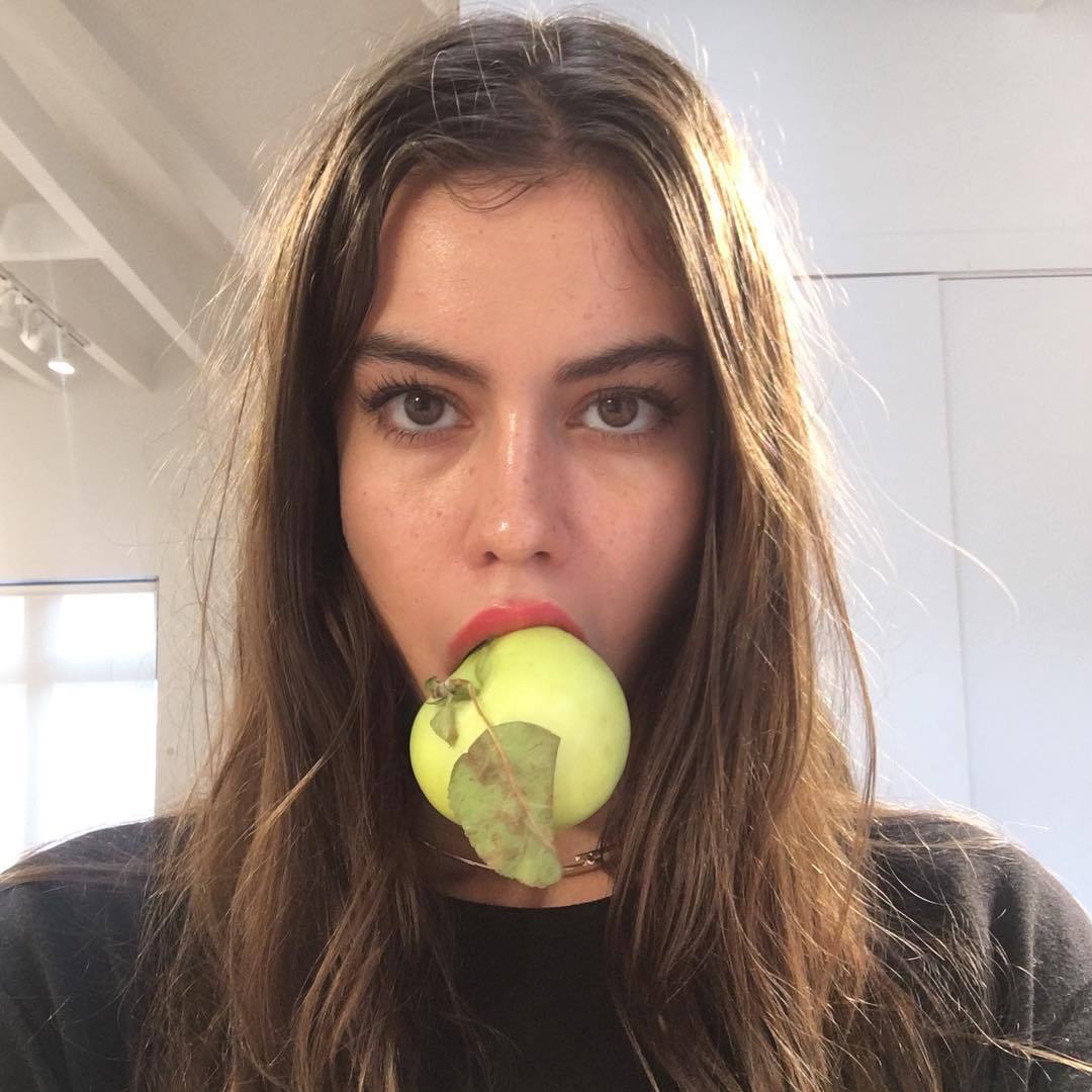 1080x1080, 112 Kb / девка, рот, яблоко, белый налив