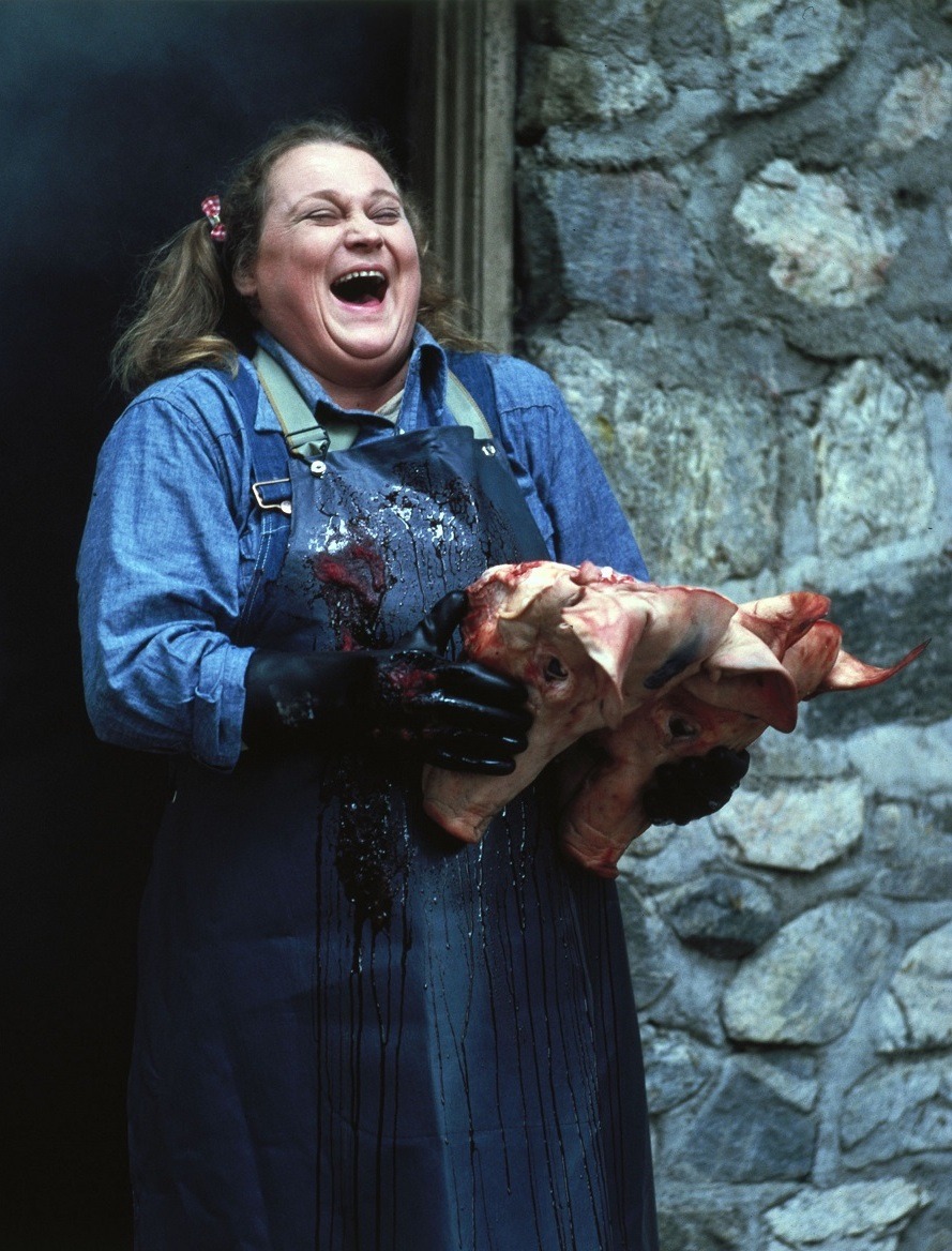 889x1168, 280 Kb / баба, хвостики, свин, голова, фартук, кровь, хохот