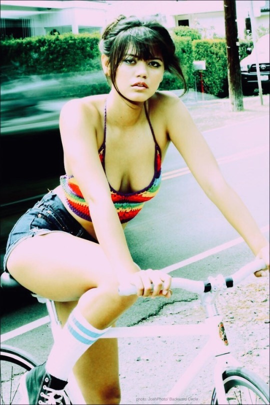 540x810, 114 Kb / велосипед, азиатка, шорты