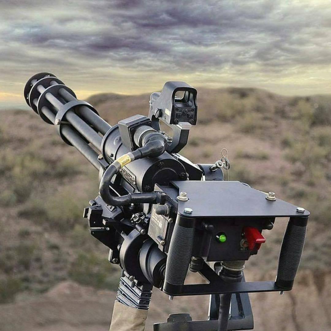 1080x1080, 126 Kb / пулемёт, магнум