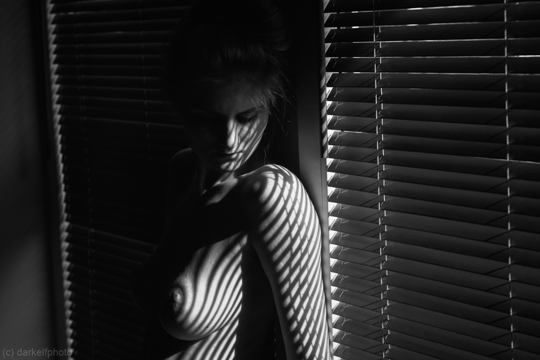 1080x721, 190 Kb / ч/б, ,жалиюзи, окно, рыжая,  darkelfphoto,