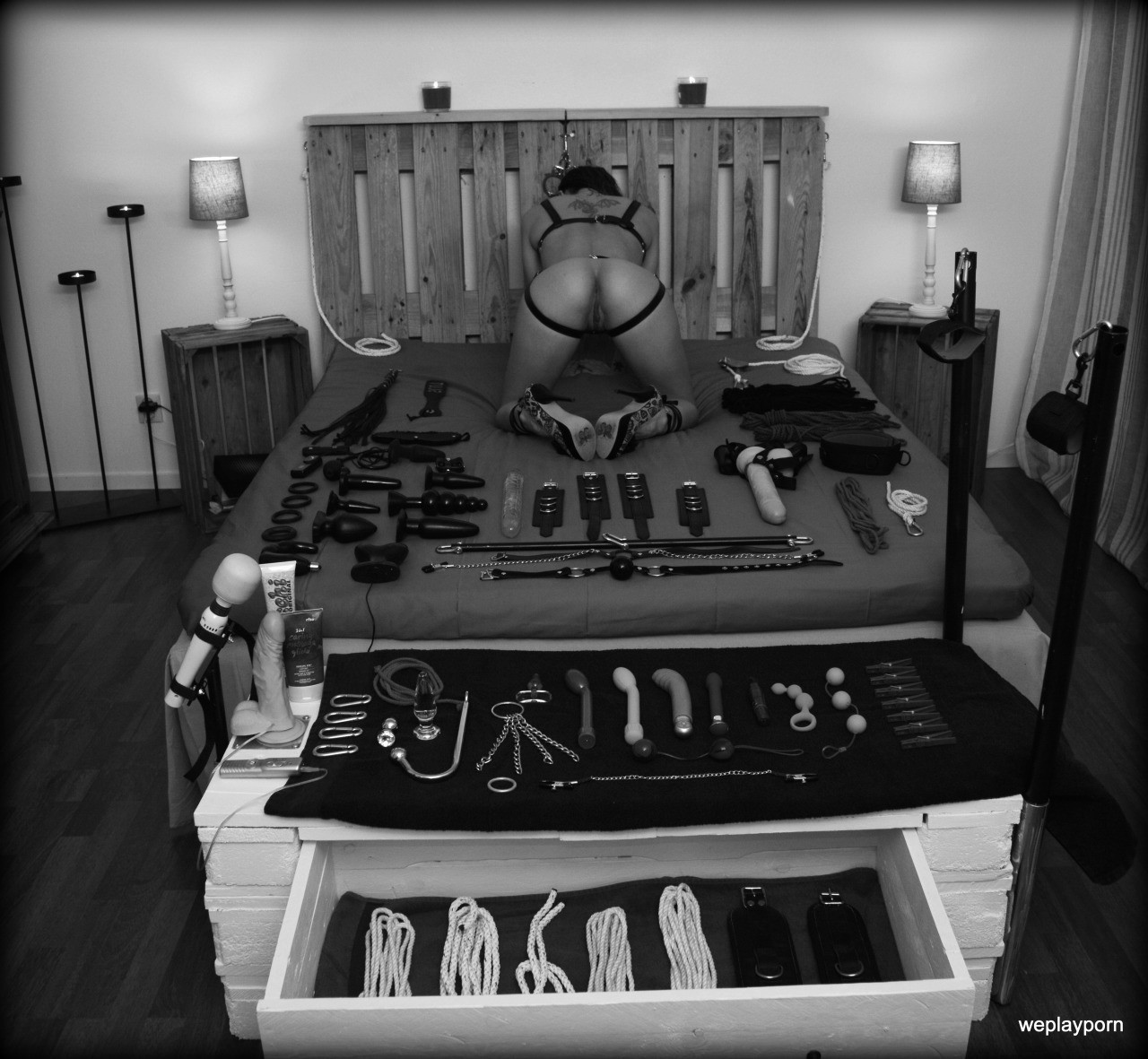 1280x1181, 268 Kb / кровать, девка, бдсм, приблуды, дилдо, перфекционизм, ч/б