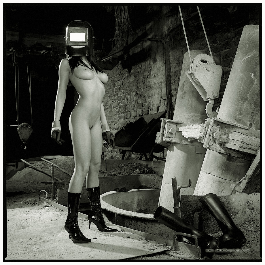 920x920, 318 Kb / сиськи, голая, сапоги, маска, сварщик, перчатки, ч/б