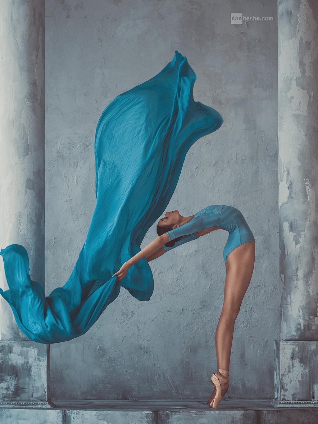 1024x1366, 164 Kb / сиськи, купальник, пуанты, колонна, синий