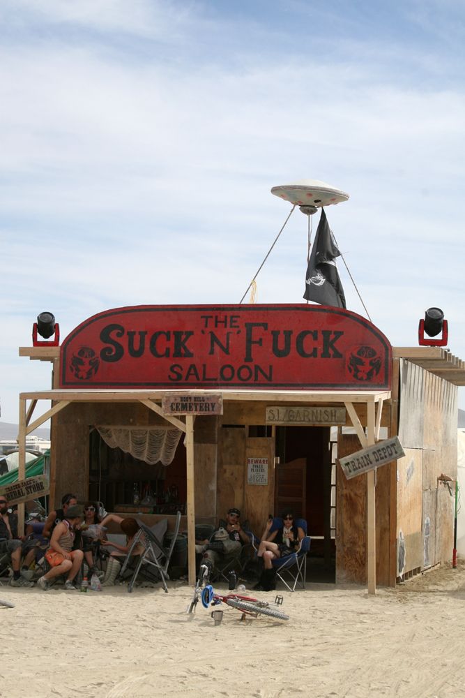667x1000, 84 Kb / велосипед, заведение, салун, suck and fuck, burning man, нло, пустыня, невада