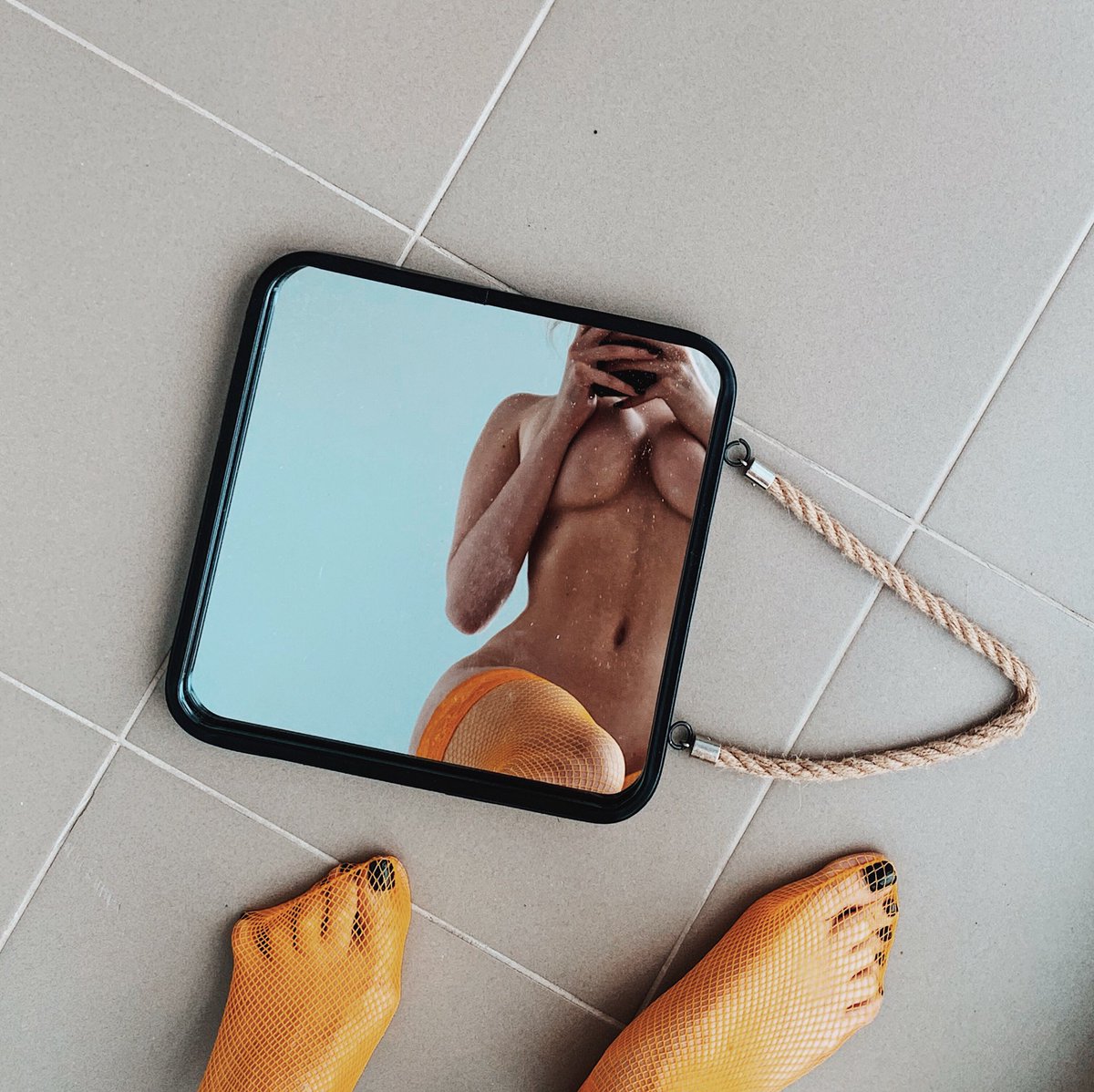 1200x1198, 256 Kb / чулки, оранжевые, отражение, сумочка, зеркало, плитка